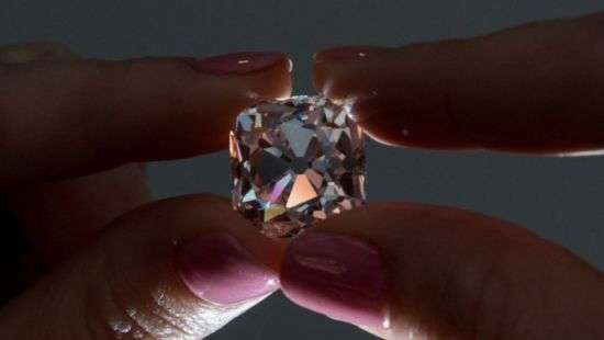 За розовый бриллиант Мазарини на аукционе отдали миллионы долларов