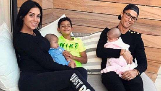 Девушка Криштиану Роналду Джорджина опубликовала первые снимки их новорожденного малыша (ФОТО)