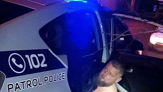 В центре Киева полуголый мужчина бросался на людей и сорвал шлагбаум (ВИДЕО)