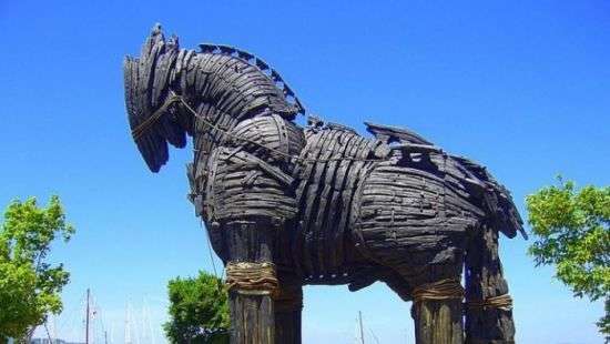 В Турции мужчина сорвался с 12-метровой статуи и разбился насмерть (ВИДЕО)