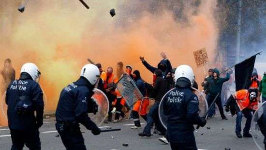 Полиция жестко пресекла массовые беспорядки в Брюсселе