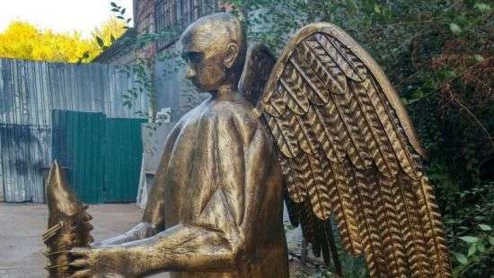 В России Путина изобразили в виде крылатого медведя с осетром в руках (ФОТО/ВИДЕО)