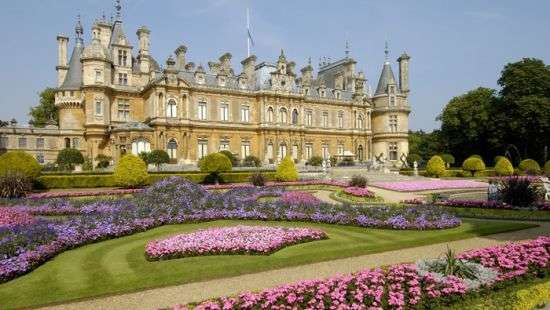 В Британии над культовым особняком столкнулись самолет и вертолет