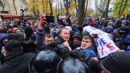В Одессе произошли стычки, главе местной полиции разбили голову (ФОТО/ВИДЕО)