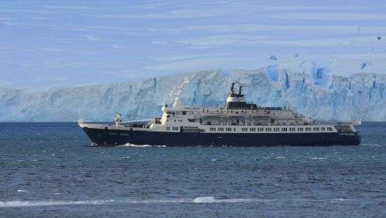 На берег Калифорнии выбросило останки корабля-призрака