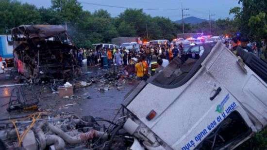 В Пакистане пассажирский автобус столкнулся с грузовиком, погибли 20 человек