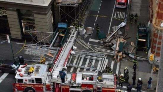В центре Нью-Йорка строительные леса обрушились на прохожих (ВИДЕО)
