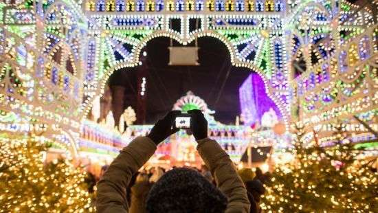 В Цюрихе музей украсили зрелищной праздничной подсветкой (ВИДЕО)