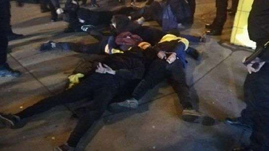 Активисты Нацкорпуса громили киоски у метро «Нивки» в Киеве