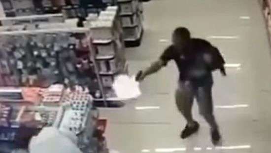 Полицейский с ребенком на руках застрелил двух грабителей (видео)