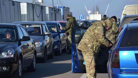 На пунктах пропуска в зоне АТО в очередях стоят более 400 авто