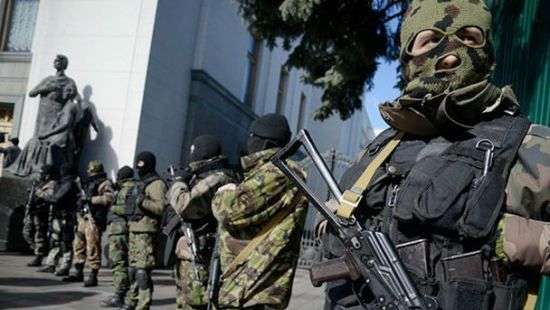 Центр Луганска оцепили вооруженные люди.