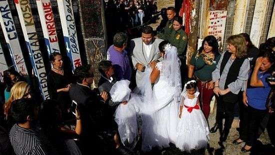 Необычную свадьбу сыграли мексиканка и американец