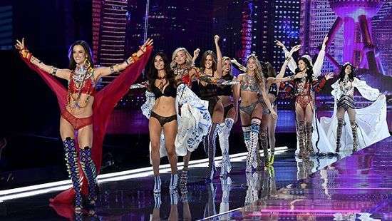 Шоу Victoria´s Secret-2017: голая грудь, падение модели и бюстгальтер из золота и сапфиров (ФОТО, ВИДЕО)