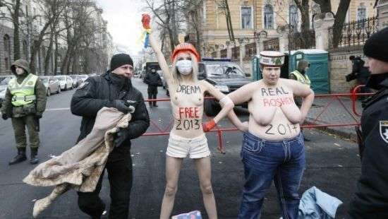 Активистки Femen обнажились под Администрацией президента - ВИДЕО
