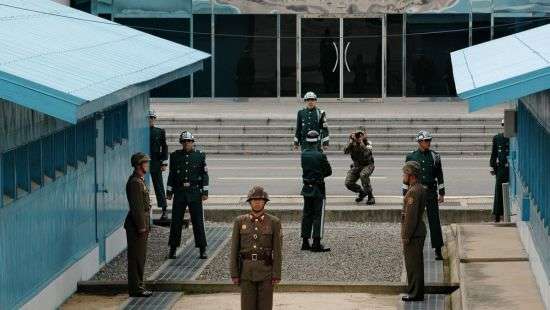 Появилось видео побега военного КНДР в Южную Корею (ВИДЕО)