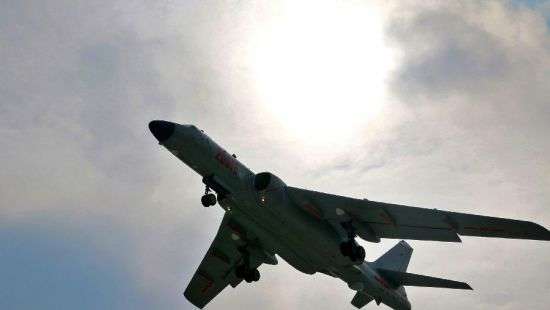 При крушении военного самолета США выжили восемь человек