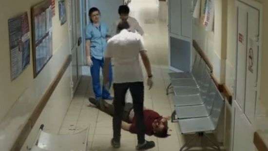 В Смоленске врачи «не заметили» в собственном коридоре пациента - мужчина скончался (ВИДЕО)