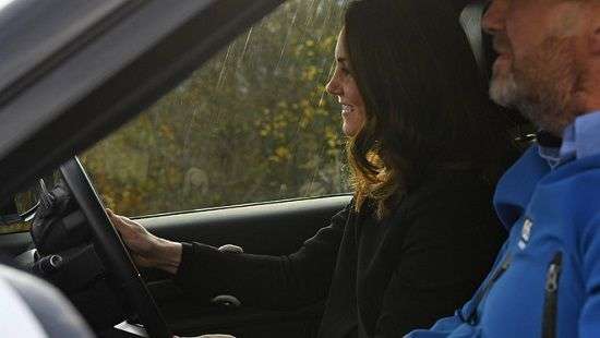 Беременная Кейт Миддлтон показала, как надо водить внедорожник (ФОТО)