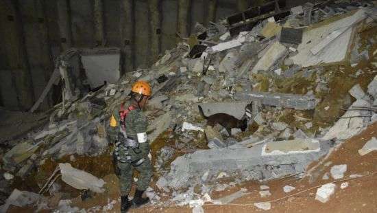 В Мексике четыре жилых дома упали в котлован (ВИДЕО)