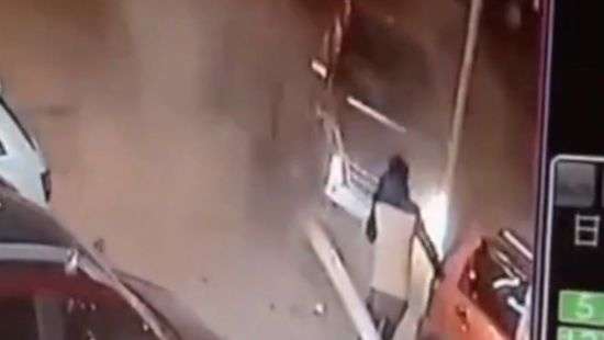 Китайцу за 10 секунд удалось дважды избежать смерти (ВИДЕО)