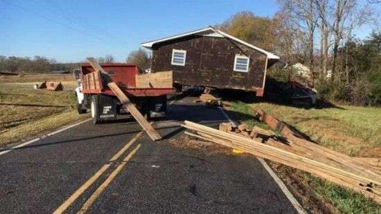 В США автомобильную дорогу заблокировал жилой дом (ФОТО/ВИДЕО)