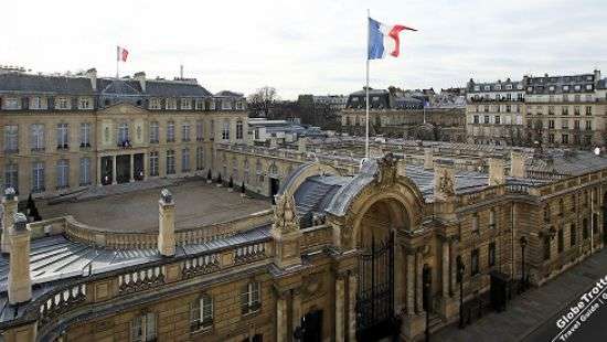 В Париже соседями Макрона стали бомжи