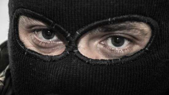 Британская продавщица с ножом в руках прогнала грабителя (видео)