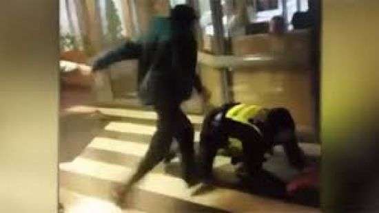 В Риге пьяный школьник избил полицейского (ВИДЕО)