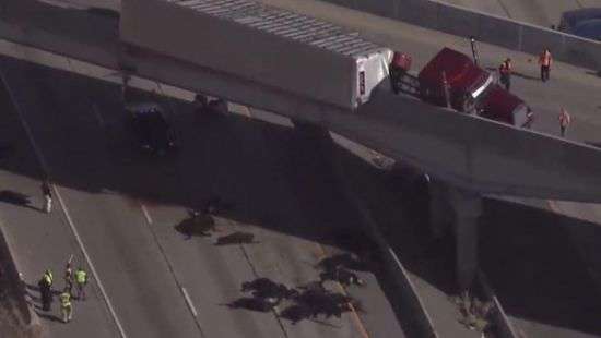 В США с моста на автомобили упали 25 коров (ФОТО)