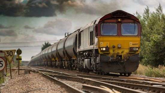 Австралийка чудом спаслась от гибели за секунду до прибытия поезда (ВИДЕО)