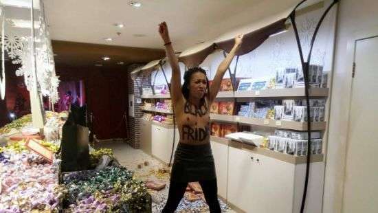 В Киеве активистка Femen устроила «черную пятницу» в магазине Roshen (ФОТО/ВИДЕО)