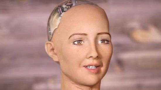 Робот София заявила о намерении завести семью