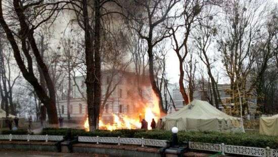 Под Верховной Радой сгорела палатка протестующих