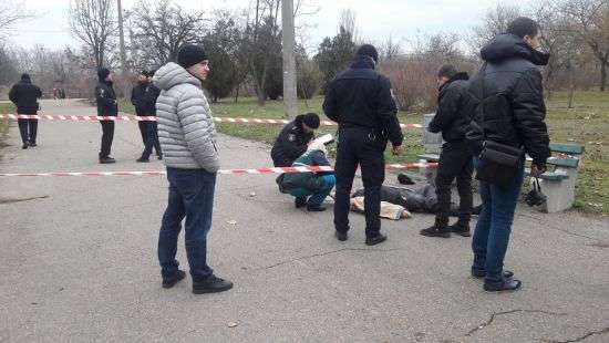В Николаеве пенсионер застрелился на глазвх у прохожих (ФОТО)