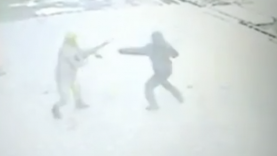 В Дагестане мужчина с ножом напал на полицейских (ВИДЕО)