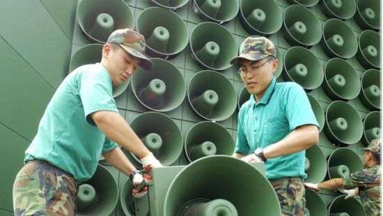 Южная Корея через громкоговорители на границе с КНДР рассказала о бежавшем солдате