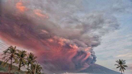 Появилось видео извержения вулкана на Бали (ВИДЕО)