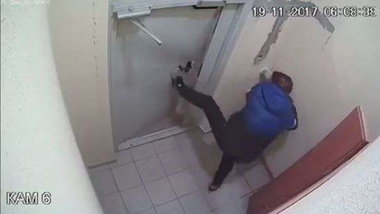 Мужчина три часа пытался выбить дверь подъезда, пока не увидел кнопку (ВИДЕО)