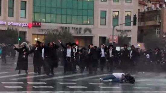 В Израиле толпу иудеев-ортодоксов разогнали водометами со зловонной жидкостью (ВИДЕО)