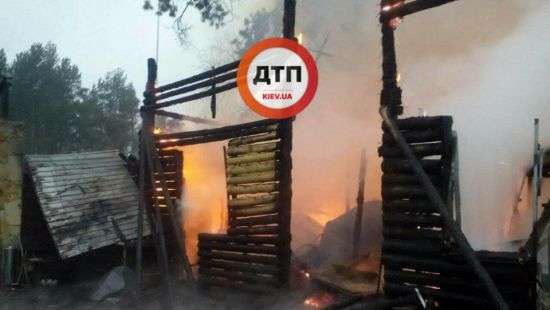 На Ново-Обуховской трассе под Киевом горит ресторан «Бакинский бульвар» (ФОТО/ВИДЕО)