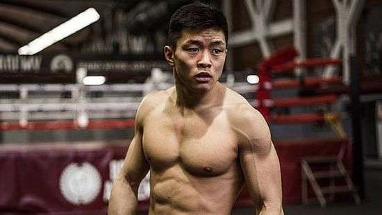 Украинец отправил россиянина в жесткий нокаут в Москве