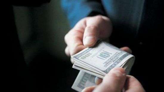 Львовские таможенники попались на взятке