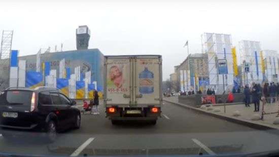 На Майдане Независимости мать с коляской перебегала дорогу наперерез машинам (ВИДЕО)