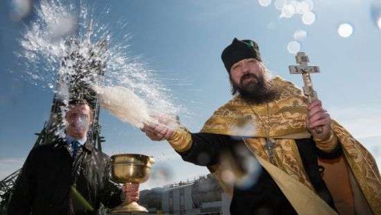 В неудачном запуске спутника в РФ обвинили священника