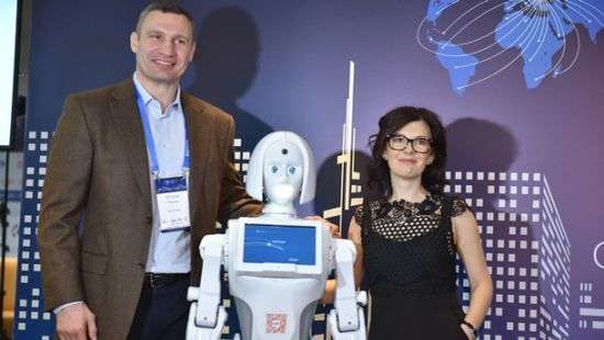 Кличко содержательно пообщался с роботом КИКИ