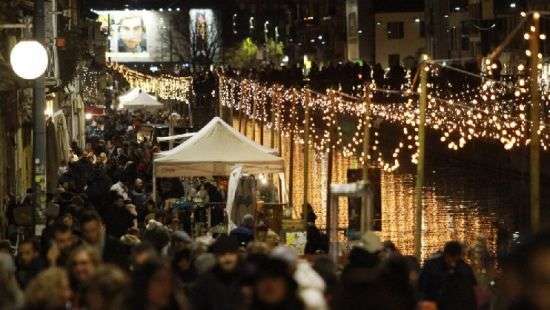 Вдоль каналов Милана зажглись рождественские огни - ФОТО