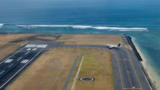 Аэропорт на Бали возобновил работу после извержения вулкана