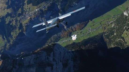 Бейсджамперы на высоте 3000 м влетели в открытые двери самолета (ВИДЕО)