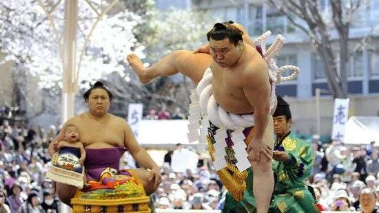 Легендарный сумоист завершил карьеру